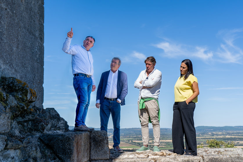 Amador Díaz, Manuel Pardo, Antonio Fernández e Cristina Campero visitando a Torre da Pena