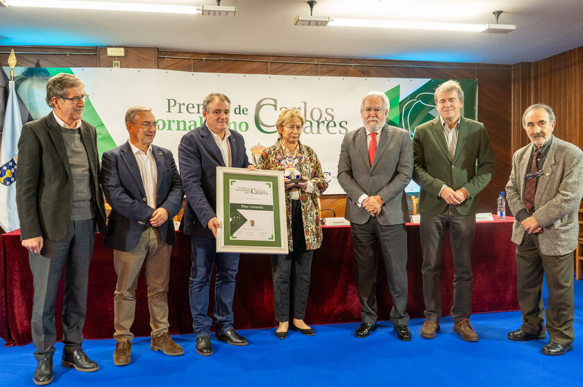 Pilar Cernuda recibindo o premio Carlos Casares de Xornalismo.